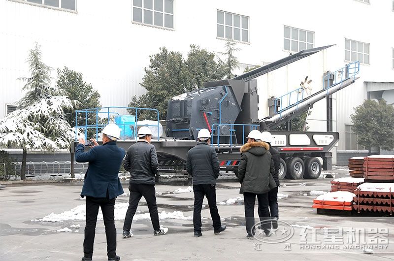 車載流動碎石機廠家價格實惠，客戶現場參觀