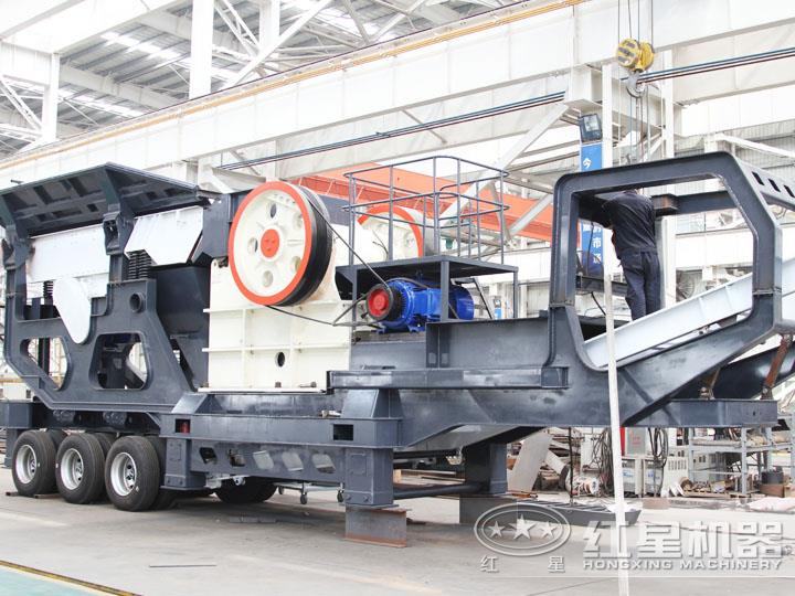 小型移動顎式破碎車集給料、破碎、傳輸為一體